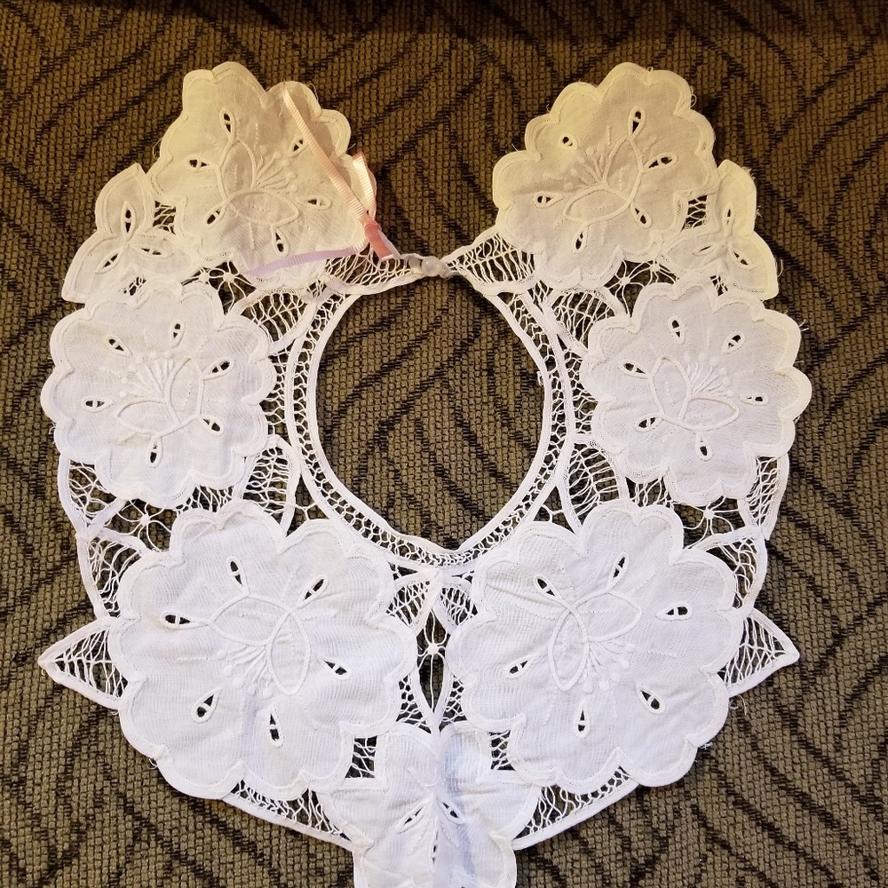 Vintage Bobby Lace Flowers Motif Collar